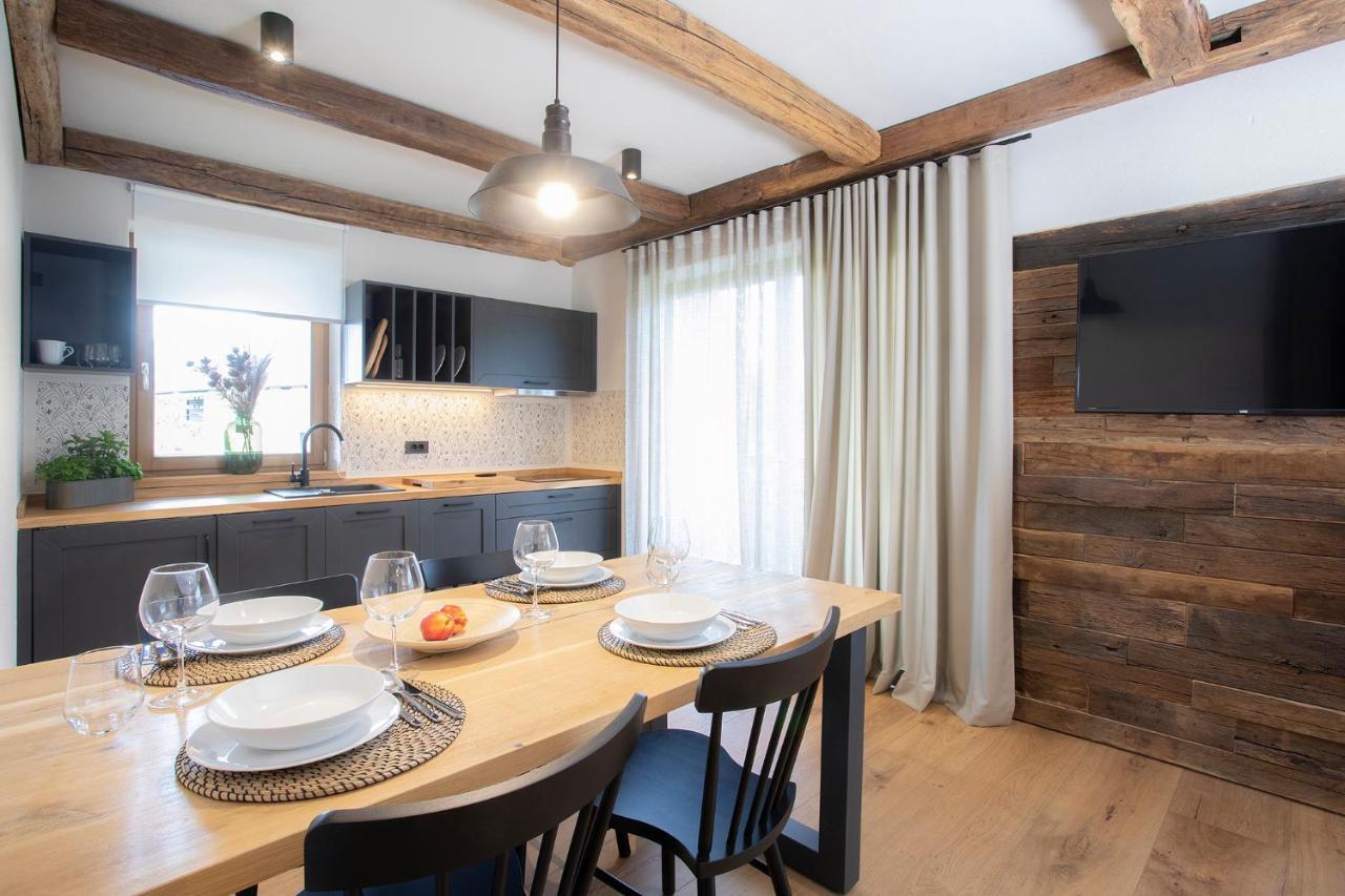 One-Bedroom Apartment with Mountain View,1127962368:JPEG